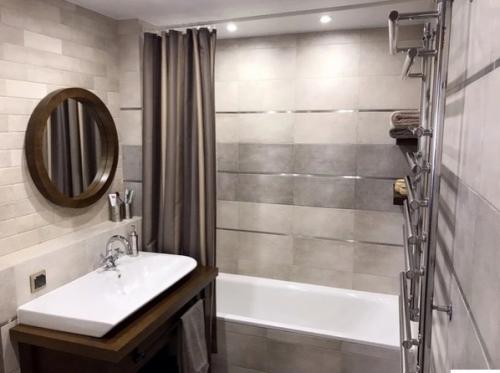 Вот такой интерьер мы сделали у себя в ванной комнате, без особых заморочек, но в тоже время все на уровне.