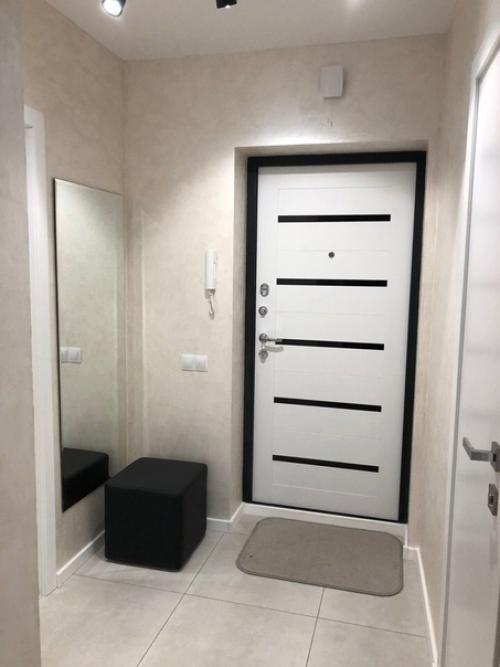 Соединили комнату с кухней, чтобы была просторная студия.