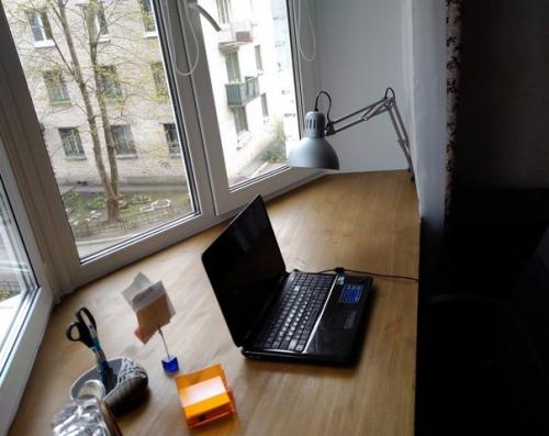 В эркере очень удобный стол сделал. 02