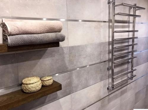 Вот такой интерьер мы сделали у себя в ванной комнате, без особых заморочек, но в тоже время все на уровне. 03