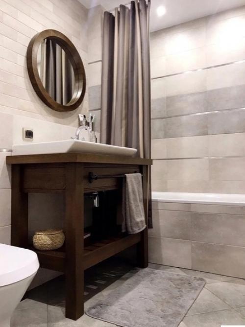 Вот такой интерьер мы сделали у себя в ванной комнате, без особых заморочек, но в тоже время все на уровне. 01