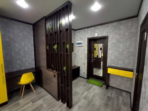 Снесли все перегородки, чтобы сделать одну большущую студию. 01