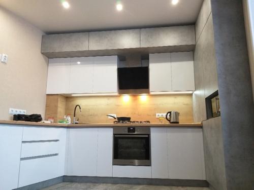 Моя прелесть.  Современная кухня, без всяких торчащих ручек и прочего. 02