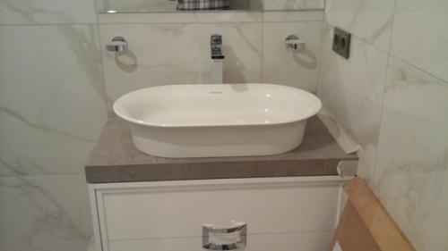 Почти что завершили ремонт, вот такой интерьер получился. 04