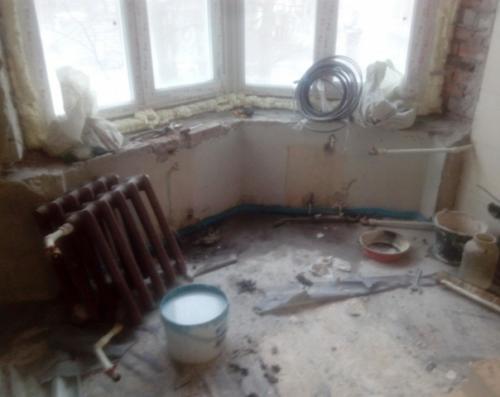 В эркере очень удобный стол сделал.  