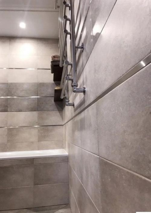 Вот такой интерьер мы сделали у себя в ванной комнате, без особых заморочек, но в тоже время все на уровне. 02