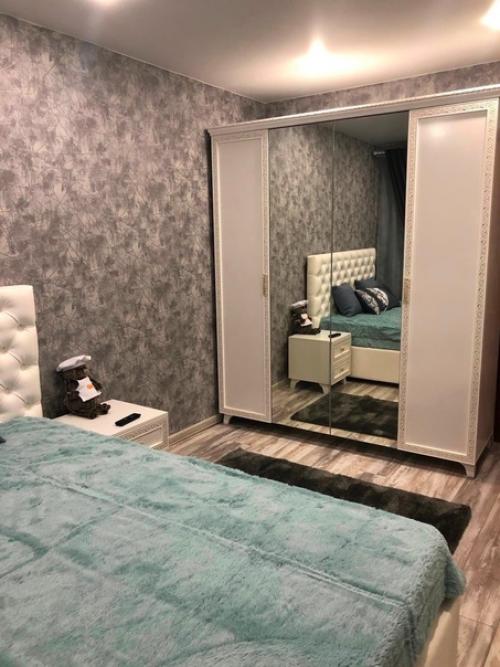 В нашей спальне размером 13 квадратных метров мы сами разработали весь дизайн. 01