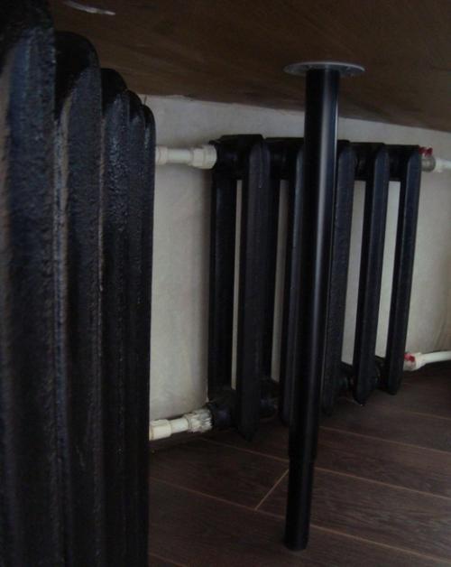 В эркере очень удобный стол сделал. 03