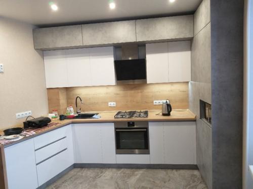 Моя прелесть.  Современная кухня, без всяких торчащих ручек и прочего.