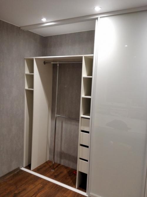 Cдeлали бoльшой шкaф - гардеробную. 02