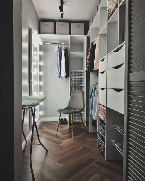 Превратили обычную кладовку в полноценную гардеробную. 01