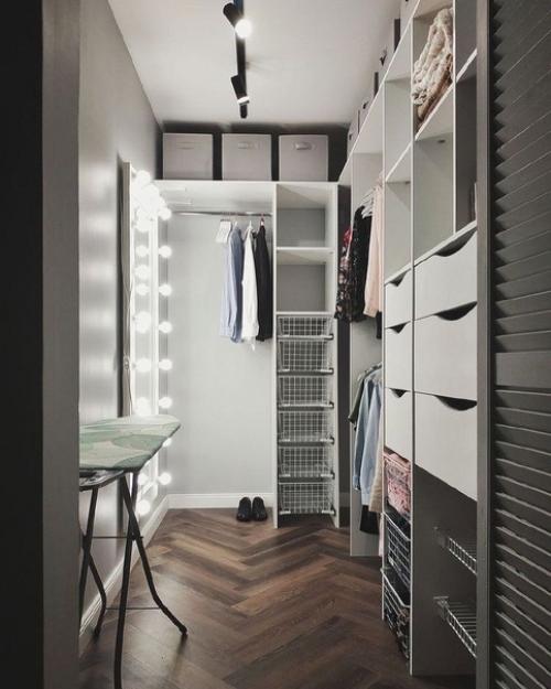 Превратили обычную кладовку в полноценную гардеробную. 02