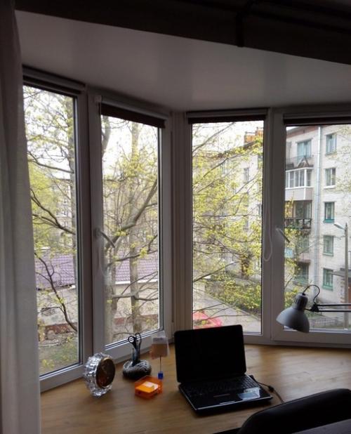 В эркере очень удобный стол сделал. 04