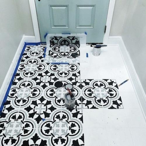 Внимание!  Только в том случае, если вам надоела ваша старая плитка, то ее необязательно менять, тем более процесс этот не из легких. 01