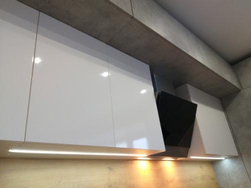 Моя прелесть.  Современная кухня, без всяких торчащих ручек и прочего. 01