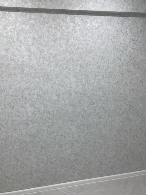 Всем привет приобрели квартиру с ремонтом, но не можем определить какой цвет мебели и штор подойдёт к такому цвету обоев и пола. 01