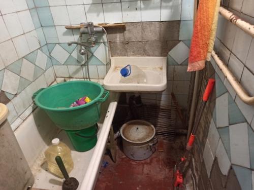 Черная сантехника и фурнитура, очень сильно остается белый налет, серые цвета на кухне. 03