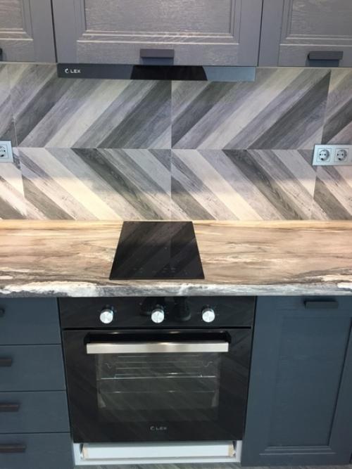 Вот такой гарнитурчик с фартуком поставили. 01