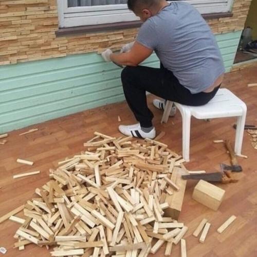 Вместо покупки дорогостоящего сайдинга, мужчина решил пустить в дело дрова, наколов из них кучу палочек.