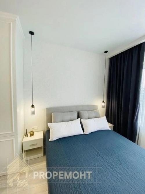 Кровать с таким синим покрывалом очень стильно смотрится. 01