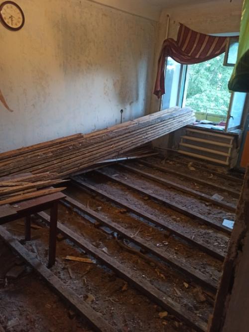 Черная сантехника и фурнитура, очень сильно остается белый налет, серые цвета на кухне. 01