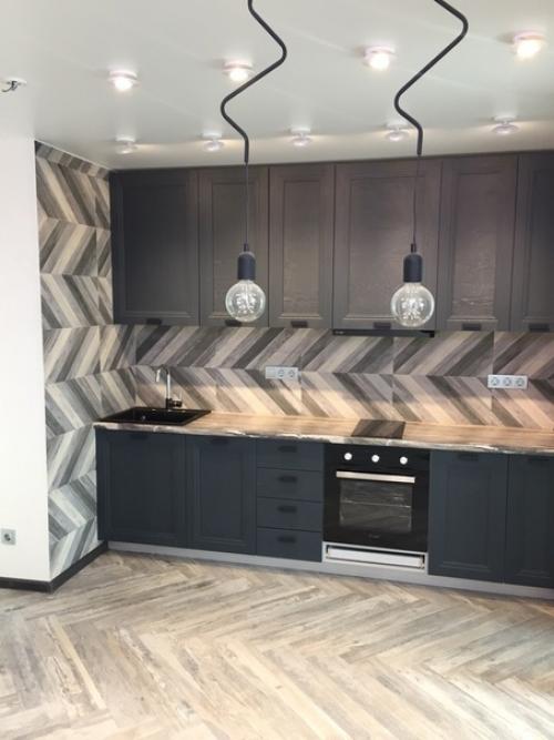 Вот такой гарнитурчик с фартуком поставили.