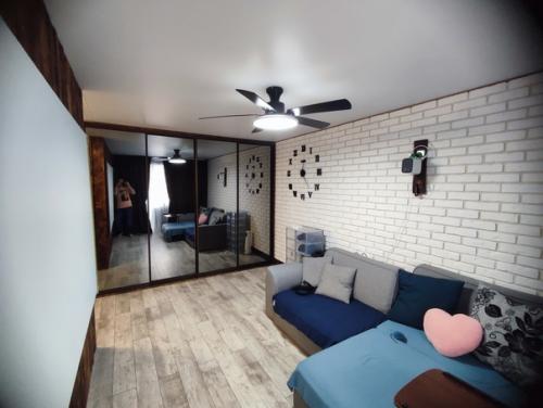 Черная сантехника и фурнитура, очень сильно остается белый налет, серые цвета на кухне. 05