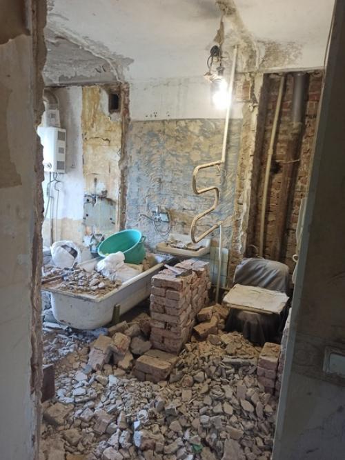 Черная сантехника и фурнитура, очень сильно остается белый налет, серые цвета на кухне. 02