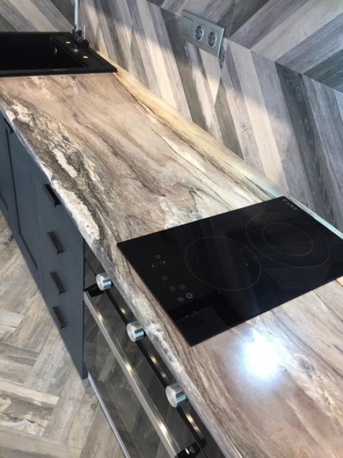 Вот такой гарнитурчик с фартуком поставили. 04