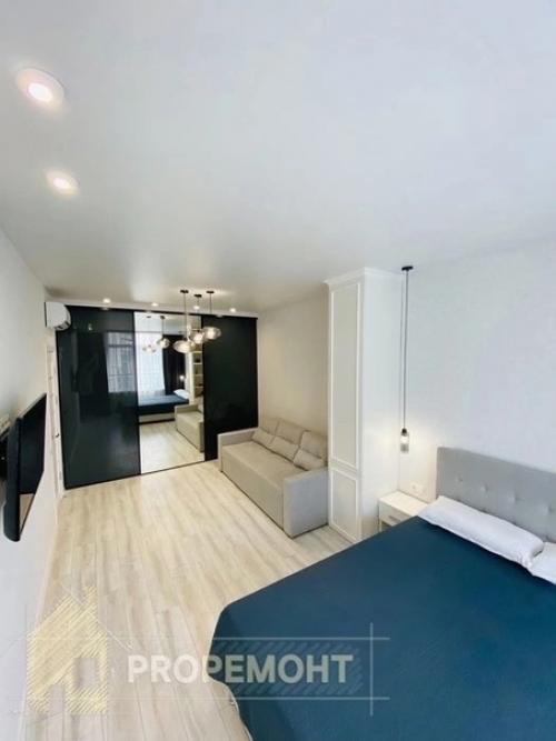 Кровать с таким синим покрывалом очень стильно смотрится. 02