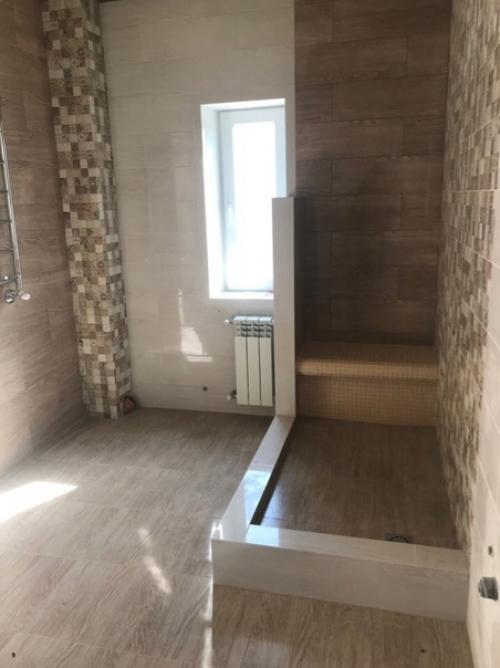 Вот такую уборную отгрохали у себя в доме. 04