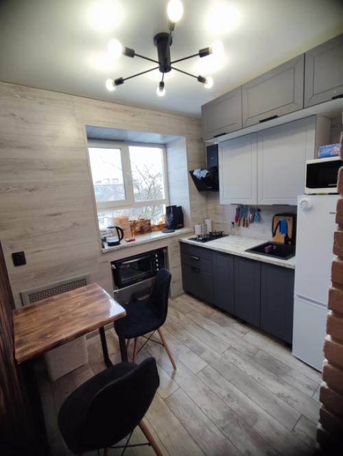 Черная сантехника и фурнитура, очень сильно остается белый налет, серые цвета на кухне. 04