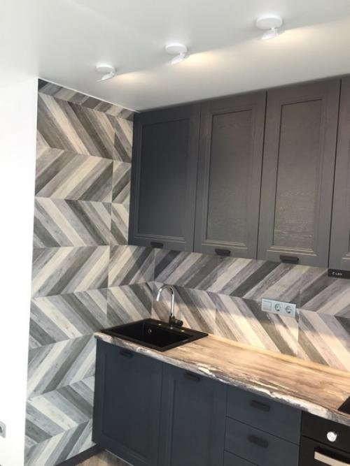 Вот такой гарнитурчик с фартуком поставили. 06