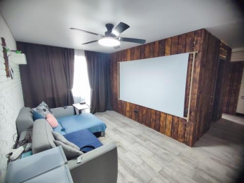 Черная сантехника и фурнитура, очень сильно остается белый налет, серые цвета на кухне. 06