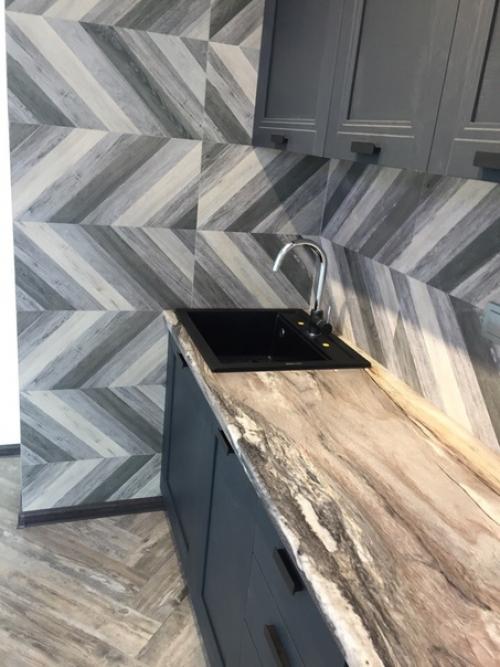 Вот такой гарнитурчик с фартуком поставили. 05