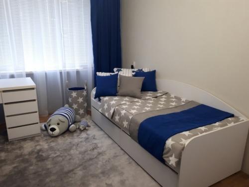 Какая милая и симпатичная детская комната для мальчика.