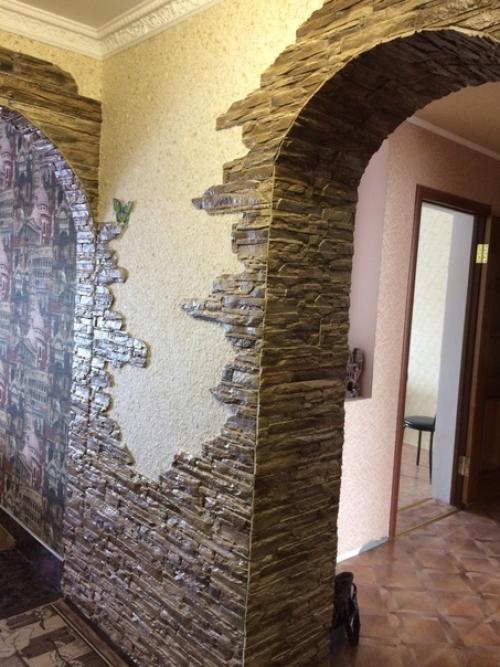 Знаю, что искусственный камень уже вышел из моды, но давно мечтали оформить им коридор в квартире. 03