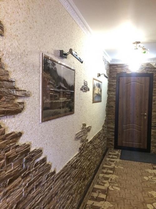 Знаю, что искусственный камень уже вышел из моды, но давно мечтали оформить им коридор в квартире. 01