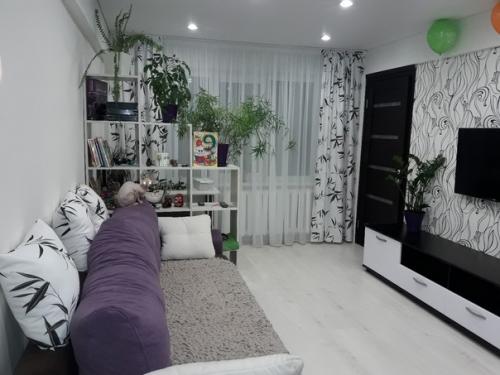 Вот такую простенькую гостиную мы обустроили себе.