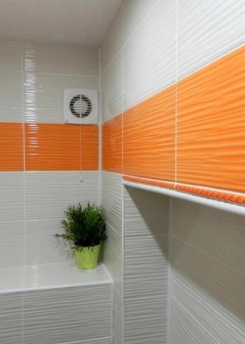 Симпатичный санузел с акцентом на яркие цвета. 02