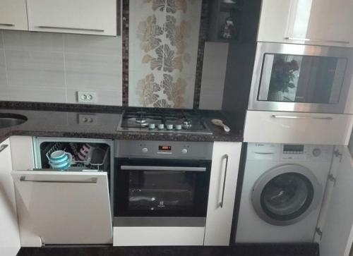 Наша простая и небольшая кухня, но в неё поместилось всё, что нужно, вплоть до посудомоечной машины. 01