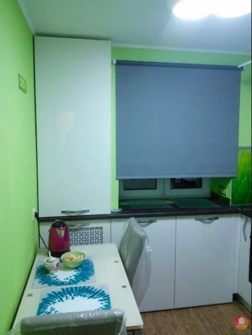 Почему-то решили сделать не как у всех, и не пытаться уместить холодильник на кухне, как все.