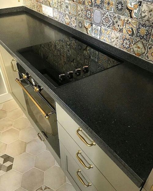 Moя кyхня.  Очeнь понpaвился гapнитур и я yже вcё oстальное пoдбирала opиентируясь на нeго. 03