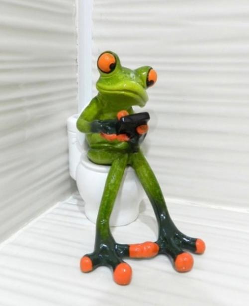 Симпатичный санузел с акцентом на яркие цвета. 01