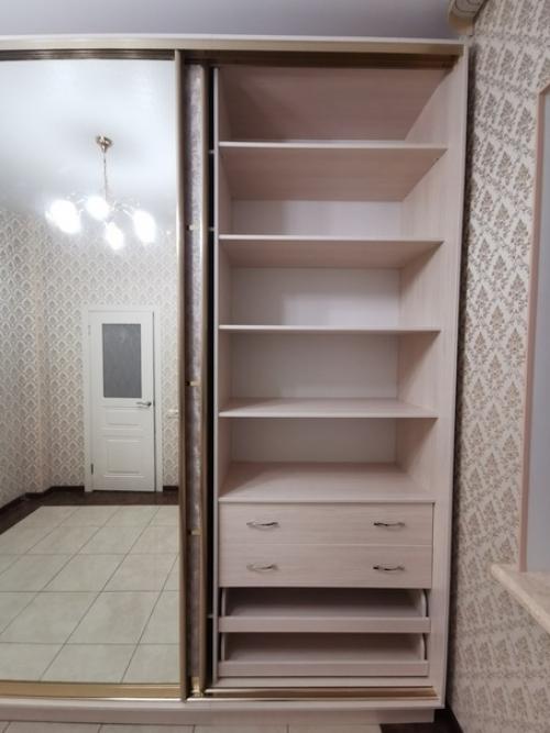 Шкаф для одежды в маленькую комнату. 01