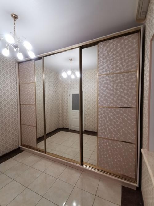 Шкаф для одежды в маленькую комнату.  