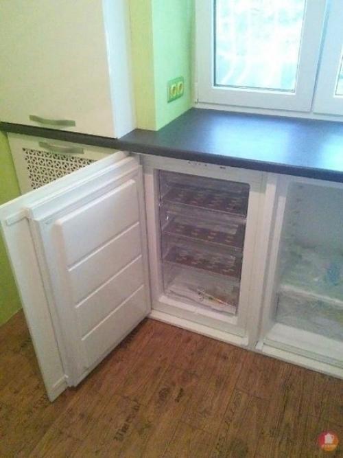 Почему-то решили сделать не как у всех, и не пытаться уместить холодильник на кухне, как все. 01