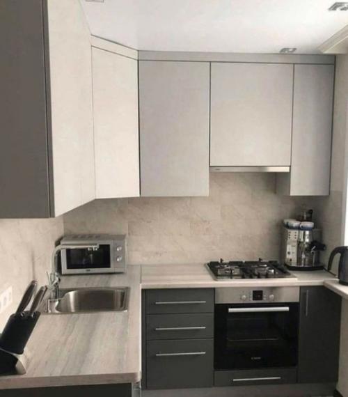 Небольшая, но очень симпатичная кухня. 01