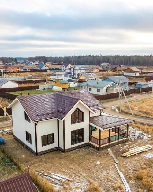 Симпатичный загородные двухэтажный домик, планировка прилагается.