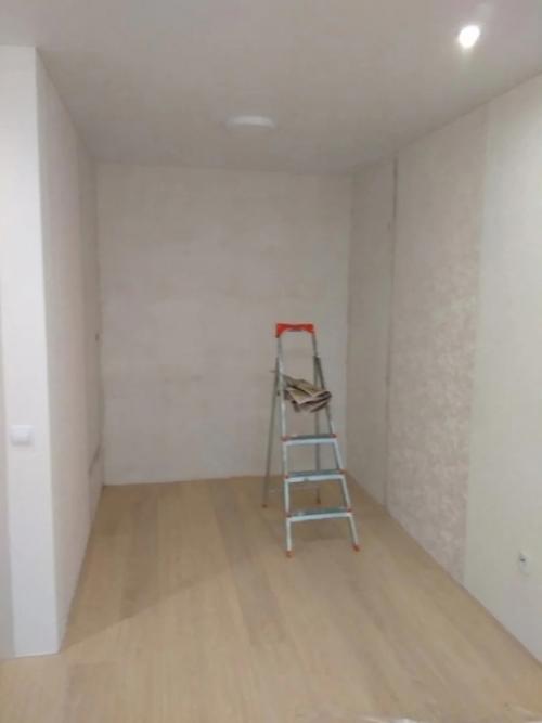 Прекрасная идея установки кровати с ящиками снизу.